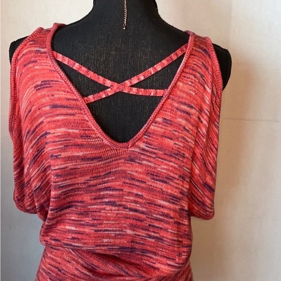 Baku women’s cold shoulder open back knit in corral size small - Picture 2 of 7